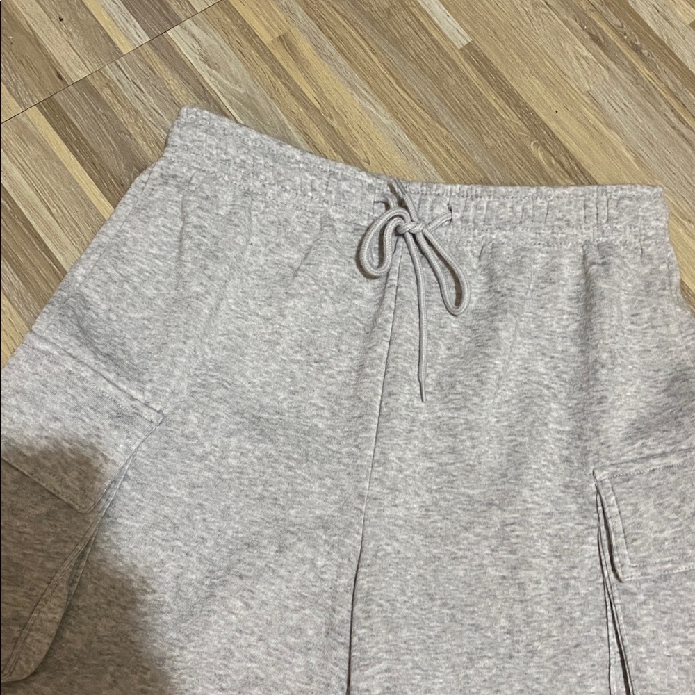 NWT REFUGE Cargo sweat shorts size women’s medium - Picture 4 of 7